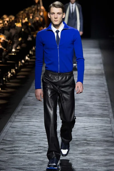 Look 16